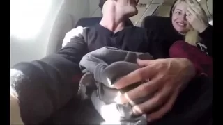 Johnny Sins no avião com uma follower